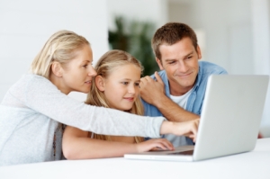 girl-on-computer-with-parents